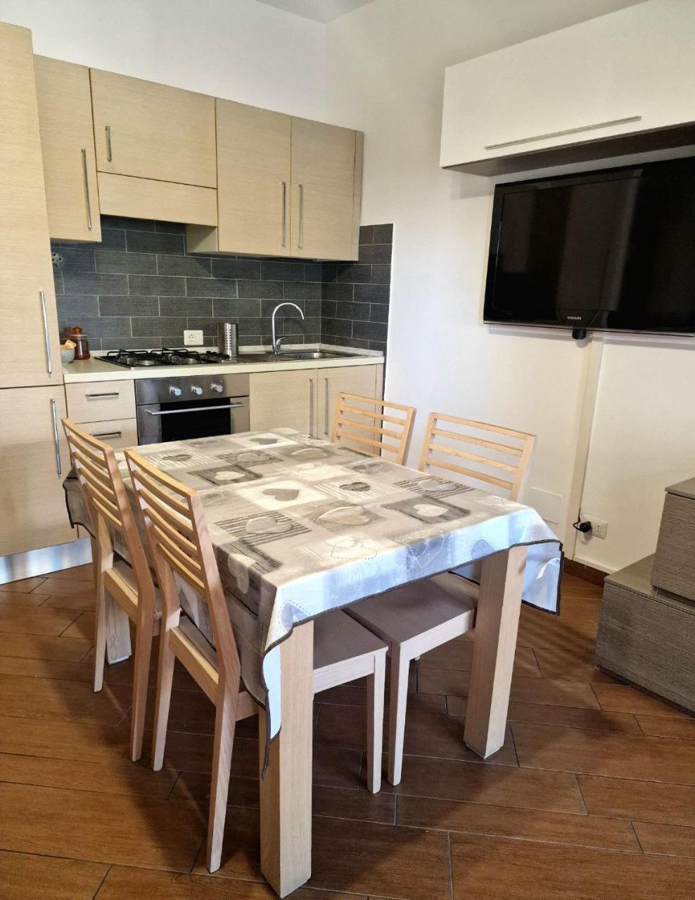 Domus Livio, 7 Min Fco Airport, Free Wifi, Garden Apartment, 2 Tv Hd Fiumicino Bagian luar foto