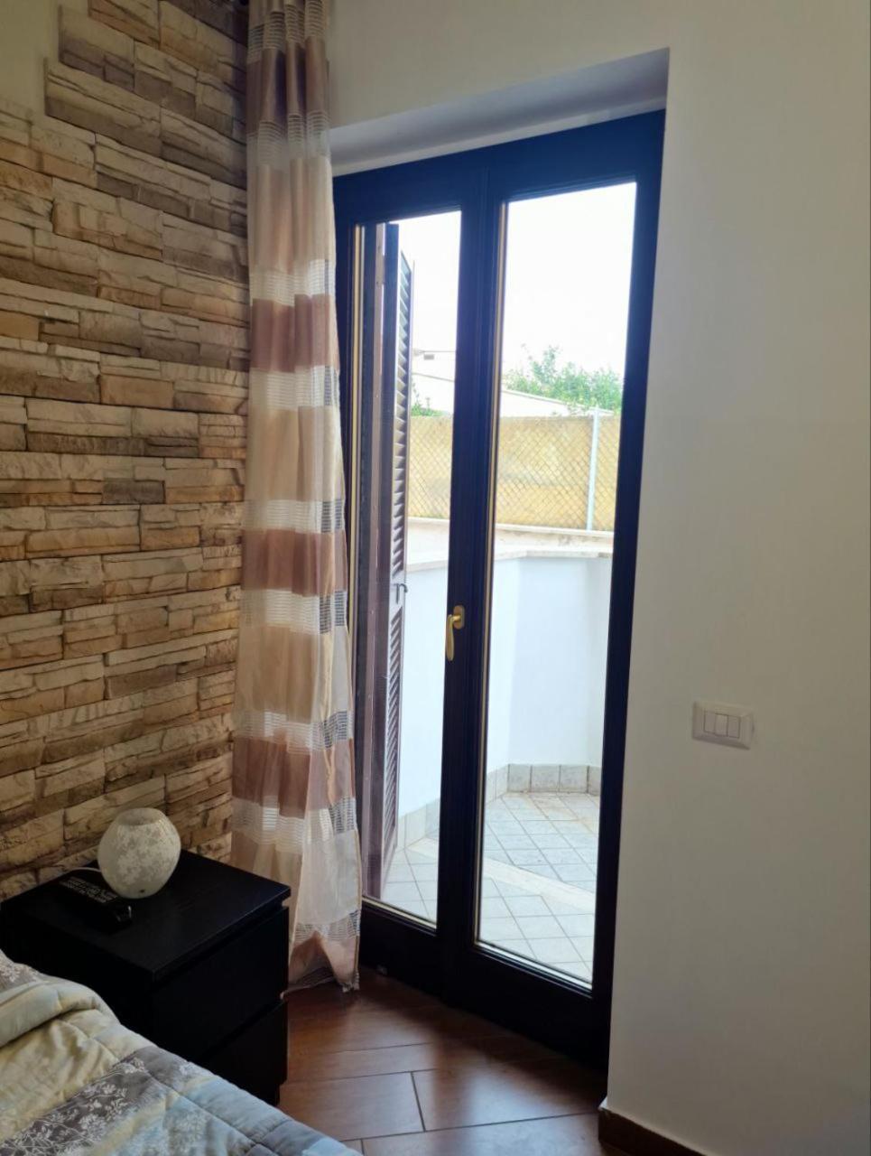 Domus Livio, 7 Min Fco Airport, Free Wifi, Garden Apartment, 2 Tv Hd Fiumicino Bagian luar foto
